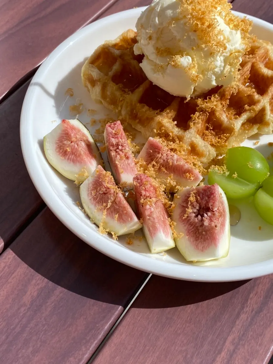 바닐라 아이스크림과 브라운 치즈가 올라간 크로플