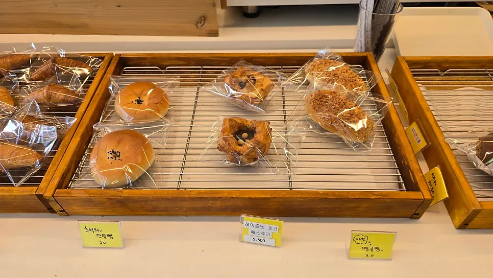 Mini bread display at Nillai