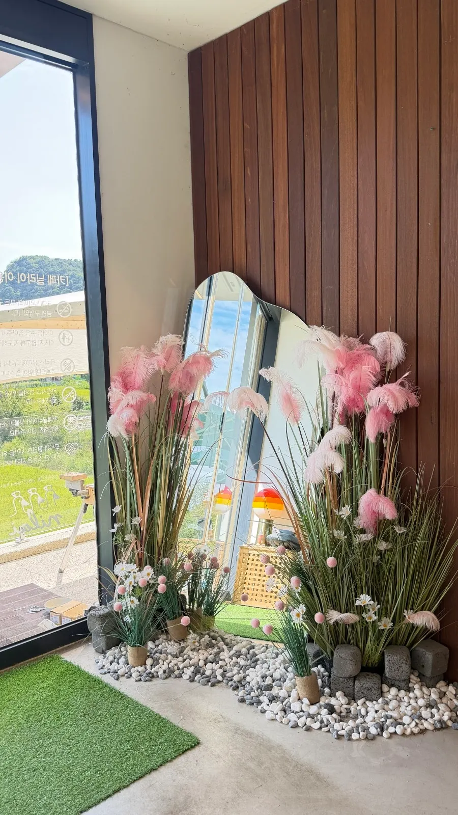 논뷰를 즐길 수 있는 닐라이 테이블 공간