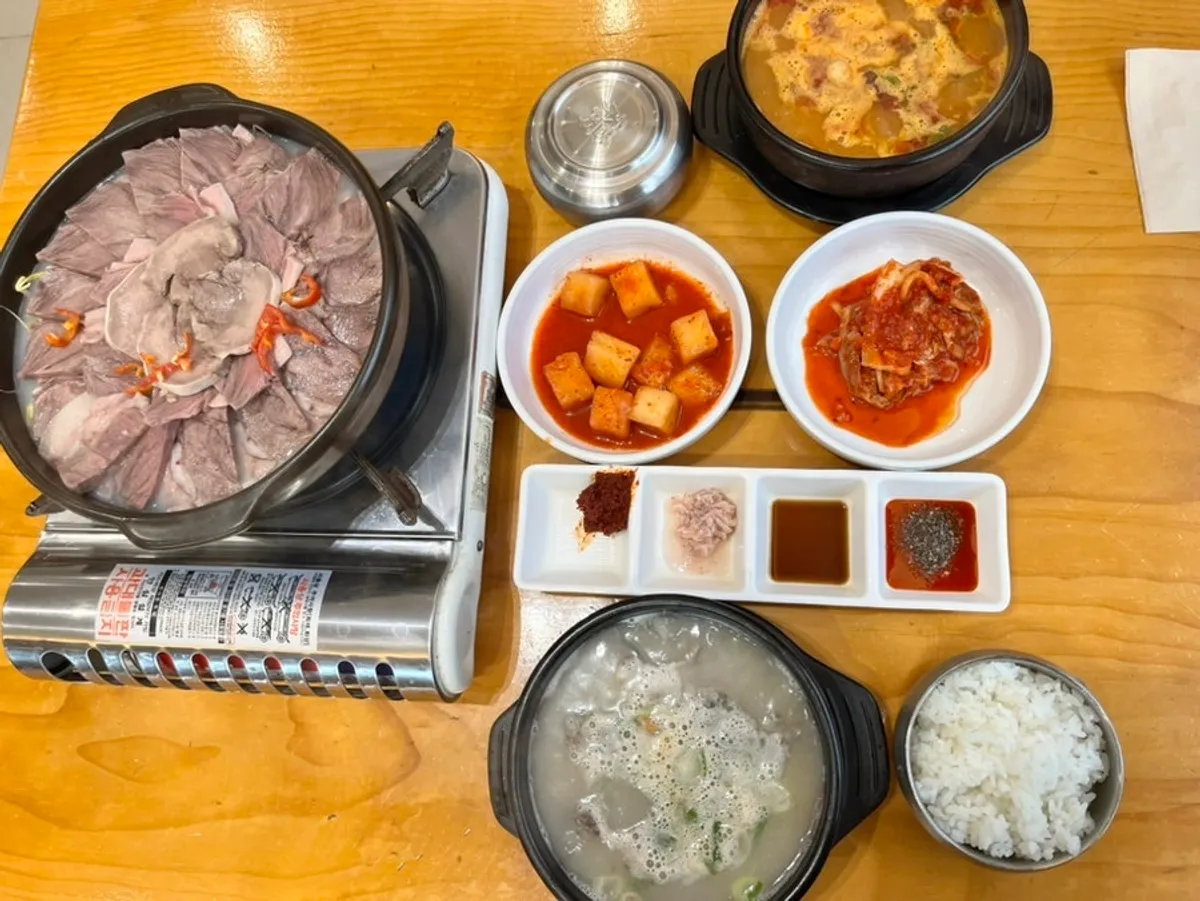 A full table of sundae-guk at Paldam Sundae Gimpo Main Branch