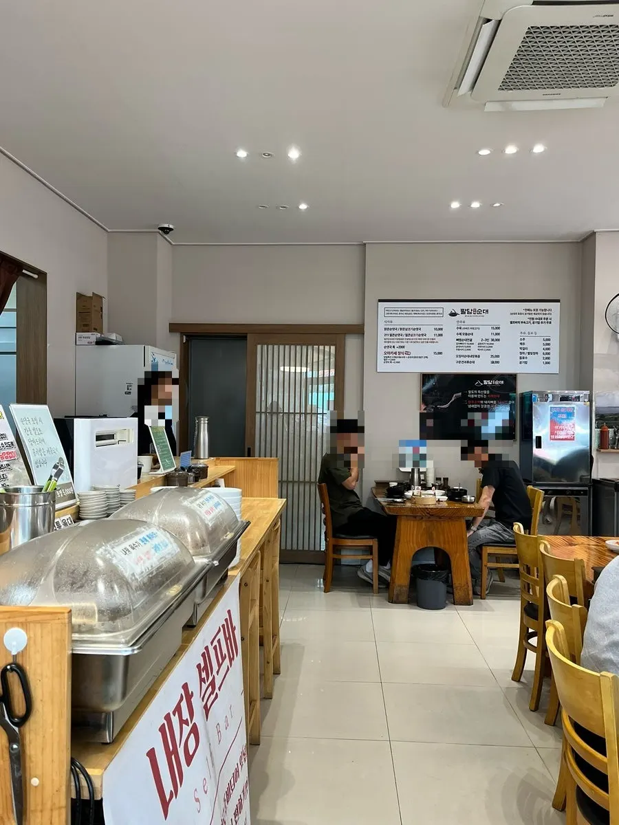Tables inside Paldam Sundae