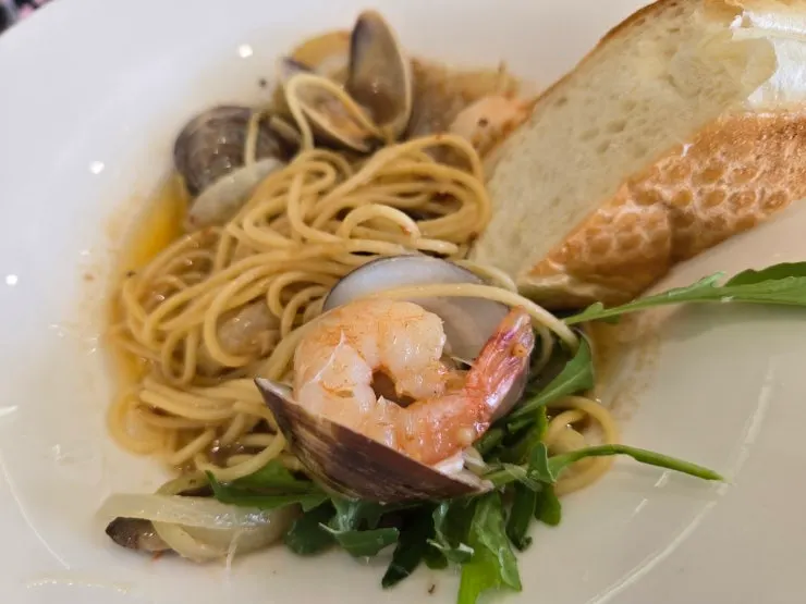 Grilled seafood oil pasta