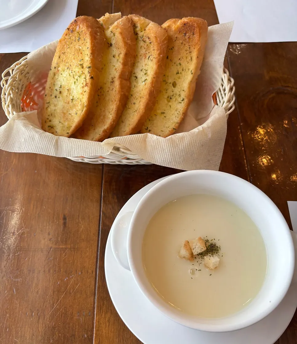 스프와 마늘빵 식전 메뉴