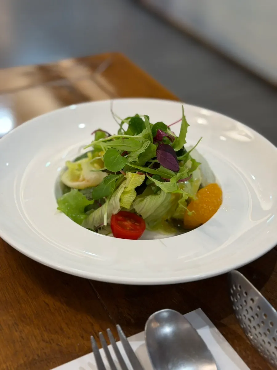 Salad of the day with fresh vegetables and fruit