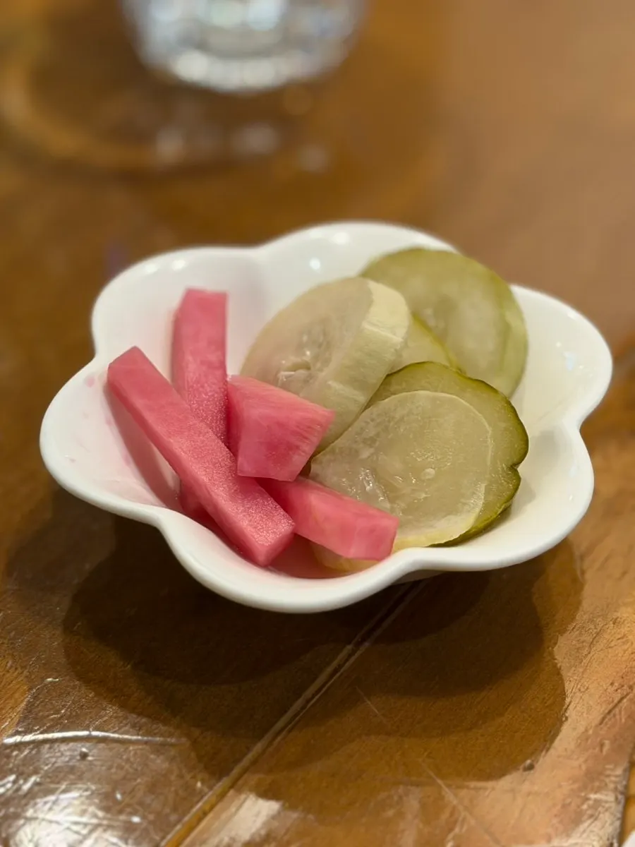 Margherita pizza served with pickles on the side