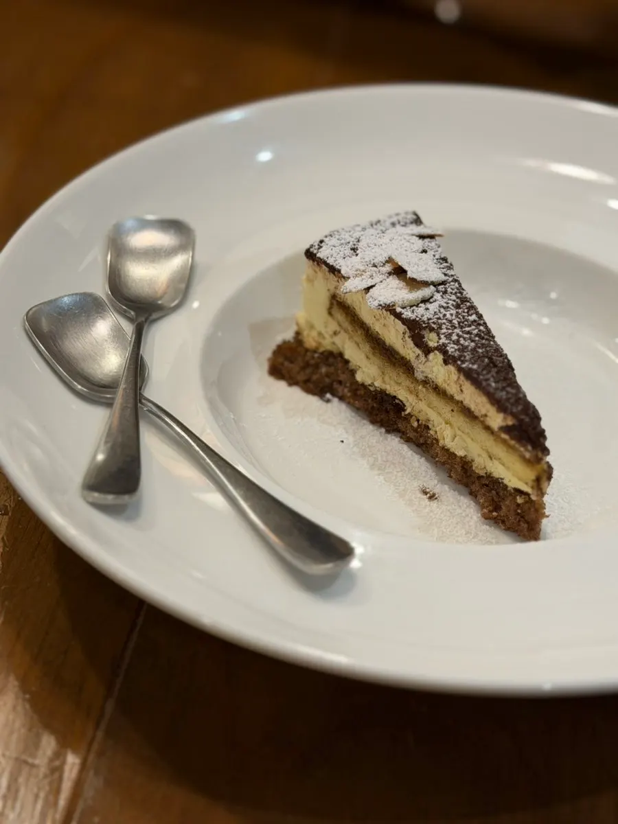 Dessert and herbal tea included in the set