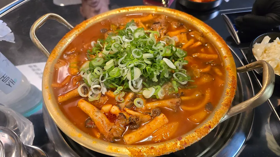 Photo of sundubu and braised ribs set on the table