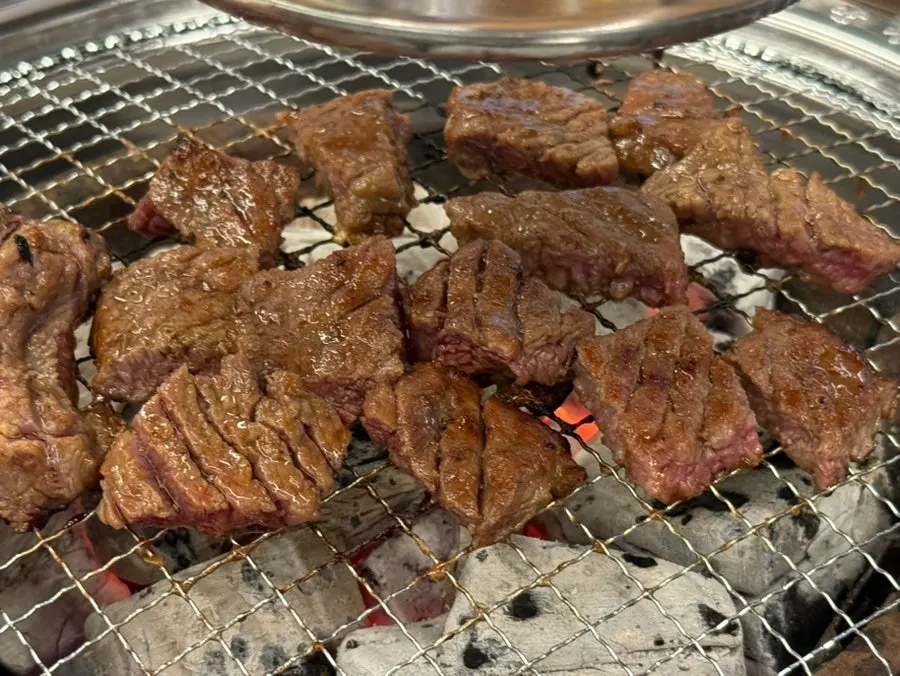 숯불 위에 올린 소갈비