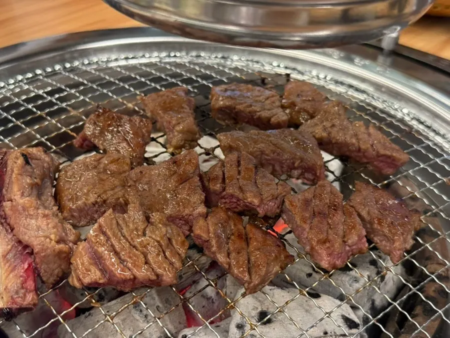 노릇하게 구워지는 소갈비
