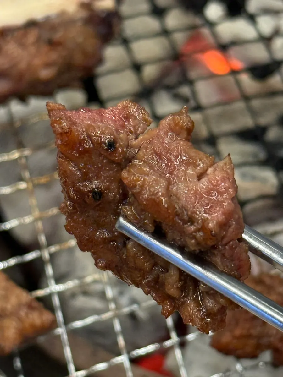 구운 소갈비 한 점 세로 사진