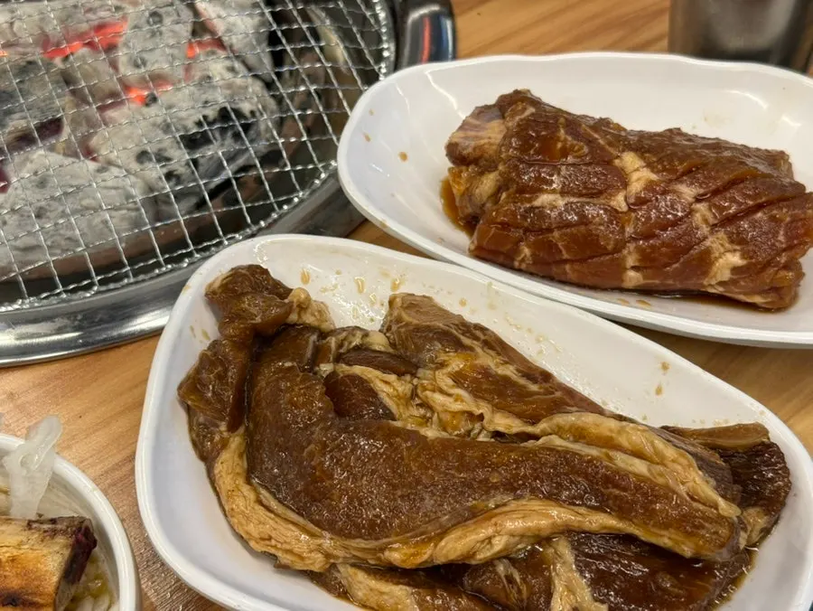 숯불에 올린 양념 수제돼지갈비