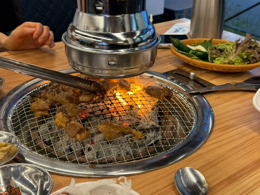 노릇하게 익은 수제돼지갈비