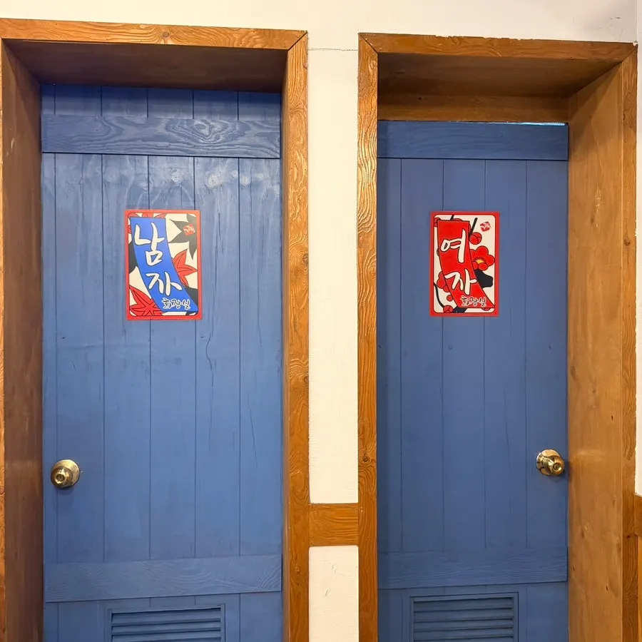 Sign showing separate men's and women's restrooms in the restaurant