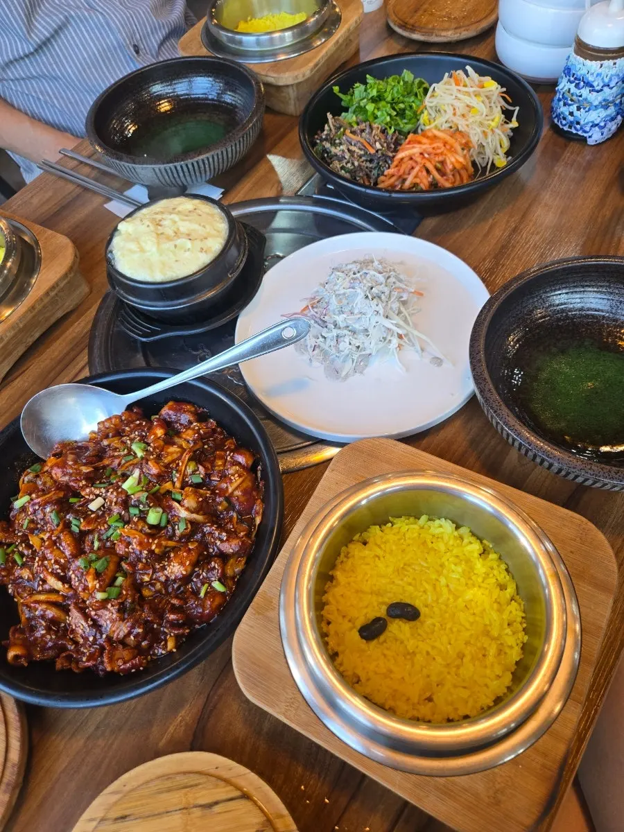 반찬과 계란찜이 함께 놓인 솥밥정식 한 상