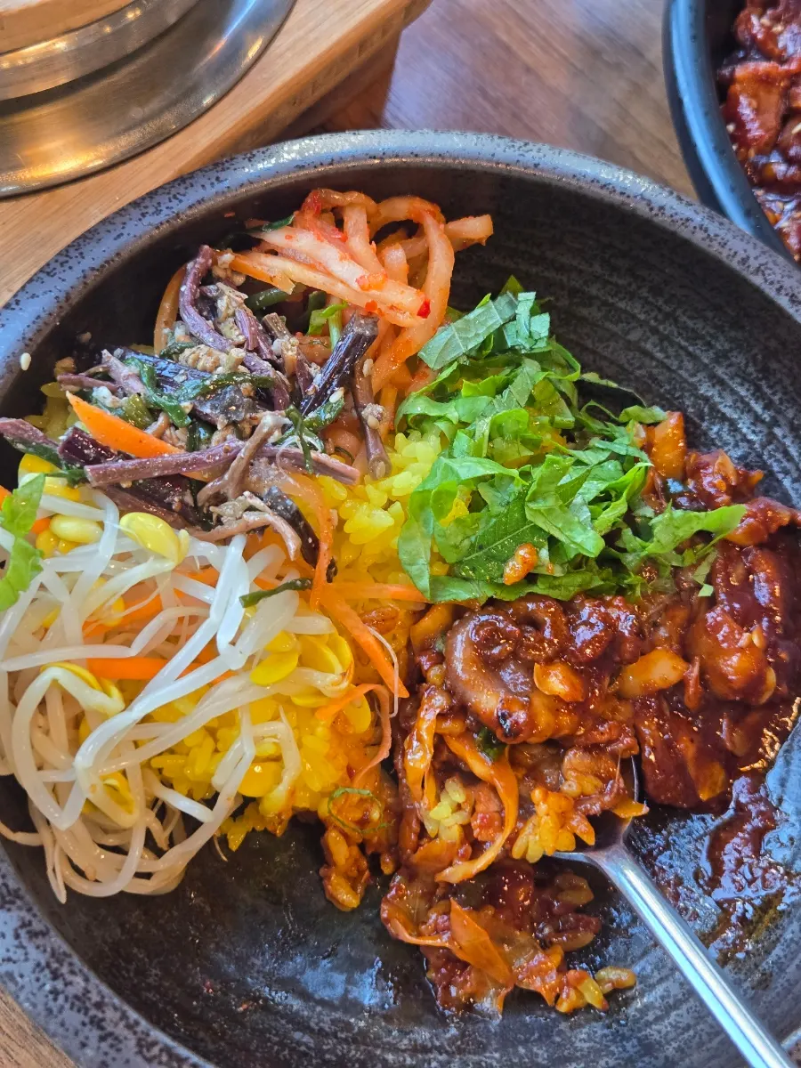 강황밥 솥밥에 쭈삼볶음을 올린 모습