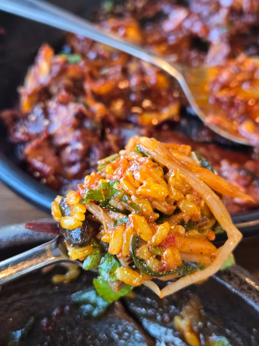 반찬을 넣어 비빈 쭈삼 비빔밥