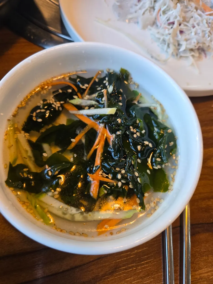 숟가락으로 뜬 쭈삼 비빔밥 한입