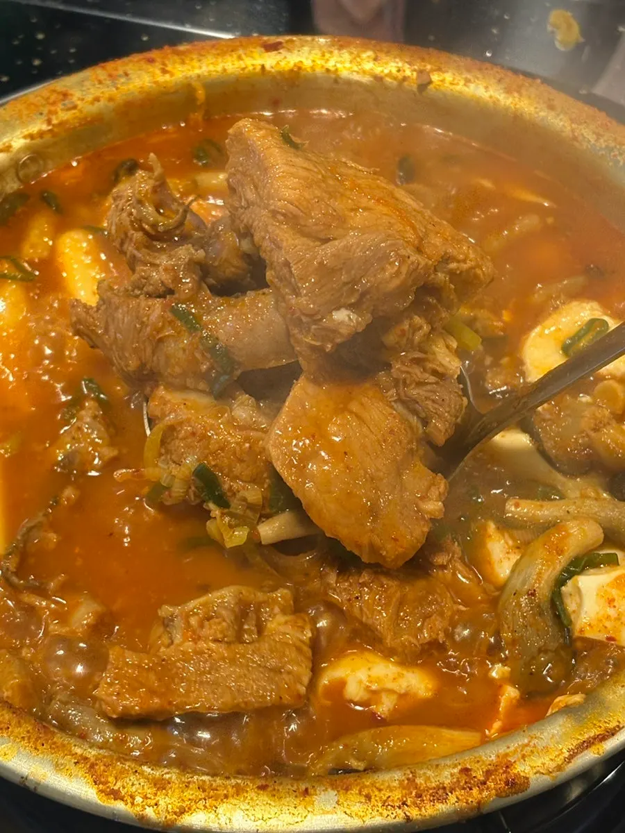 부드럽게 발라지는 양념 등갈비