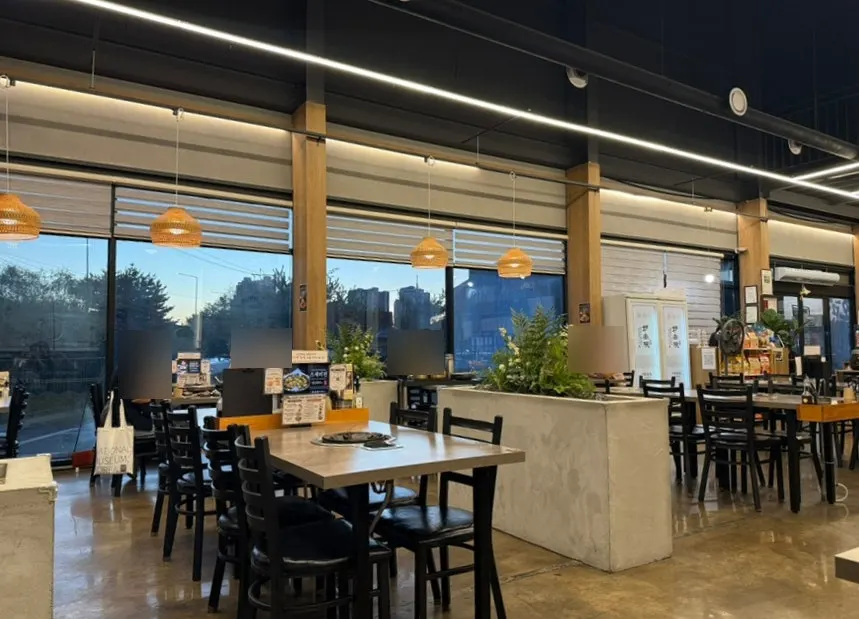 Interior seating view at Homilwon Shabu Kalguksu Gimpo Main Branch
