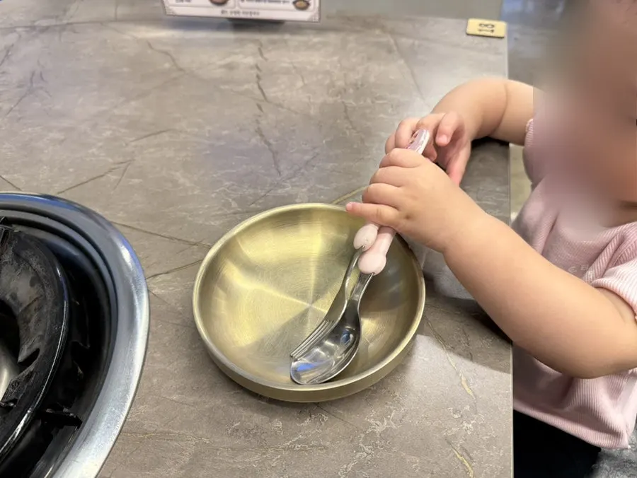 Table seating with a child