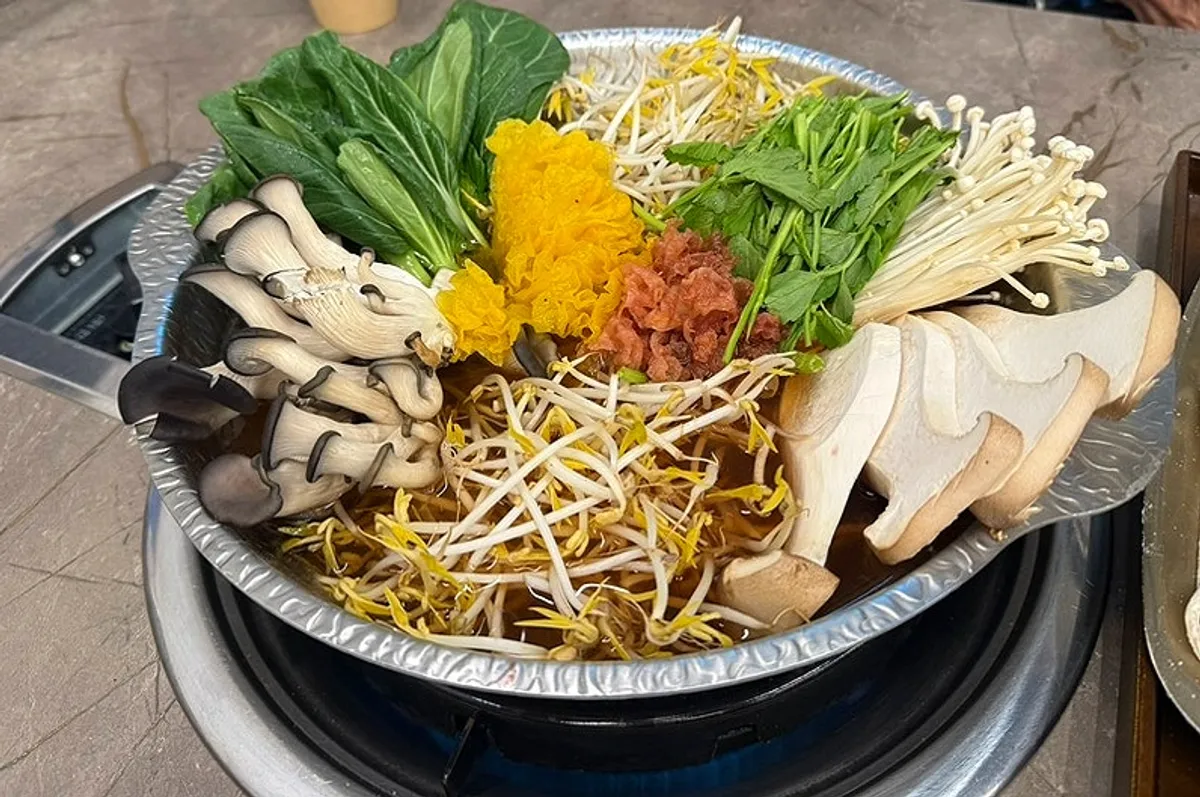 Table fully packed with the Hansang Gadeuk Special