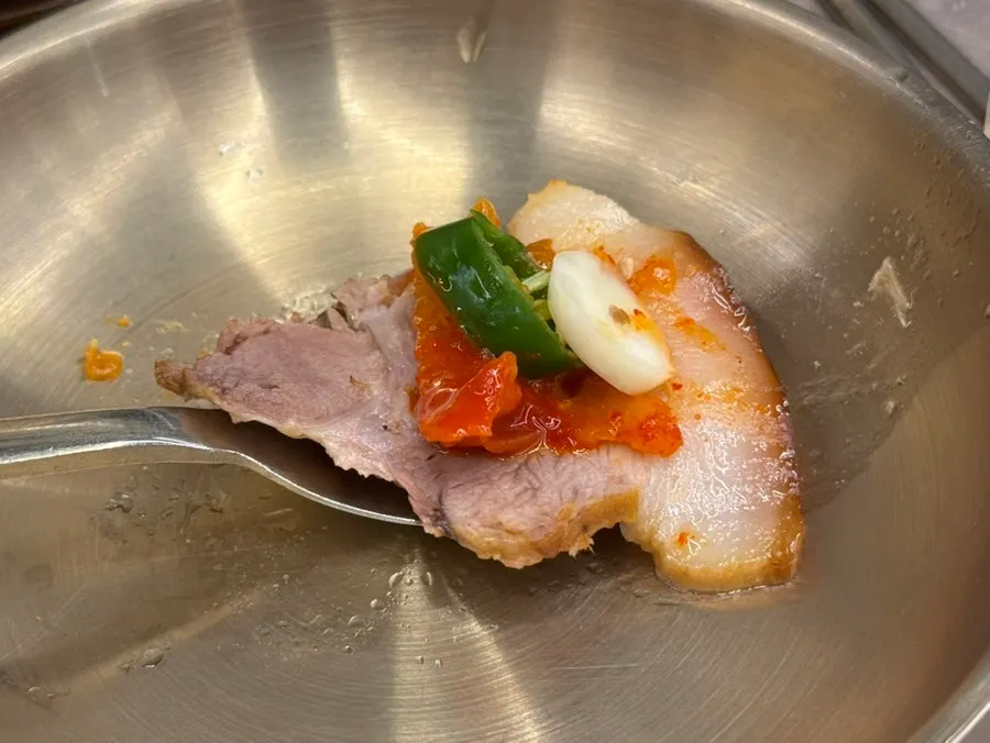 Eating boiled pork wrapped with a side dish