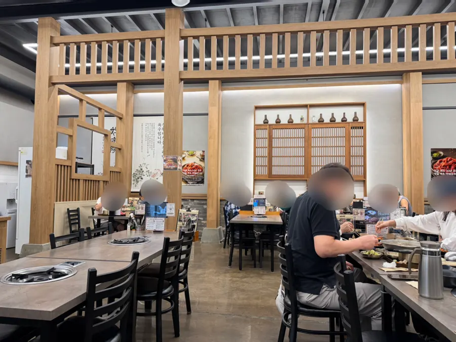 Busy dining room at Homilwon on a weekday evening