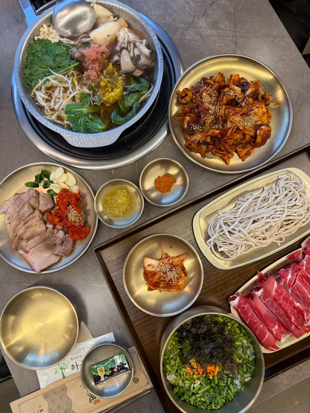 Full set of shabu meat, rye kalguksu noodles, and porridge ingredients