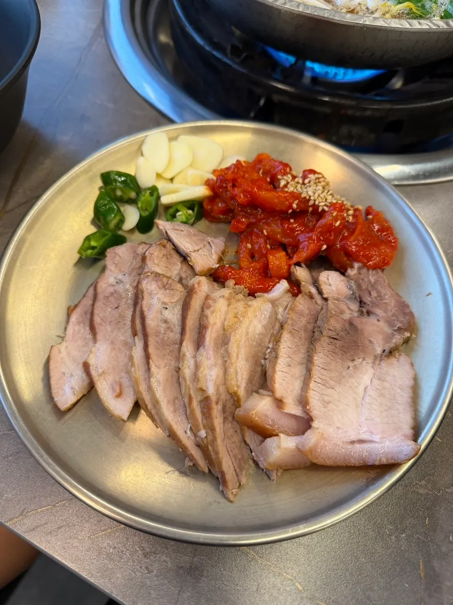 Han Sang Gadeuk Special Shabu Kalguksu table set for two