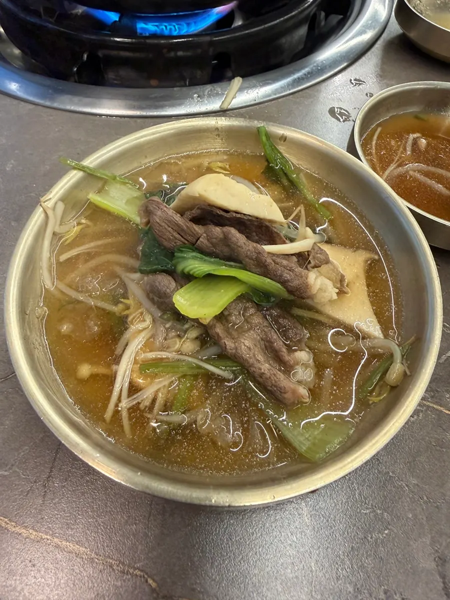 Agaricus mushroom shabu-shabu bubbling on the burner
