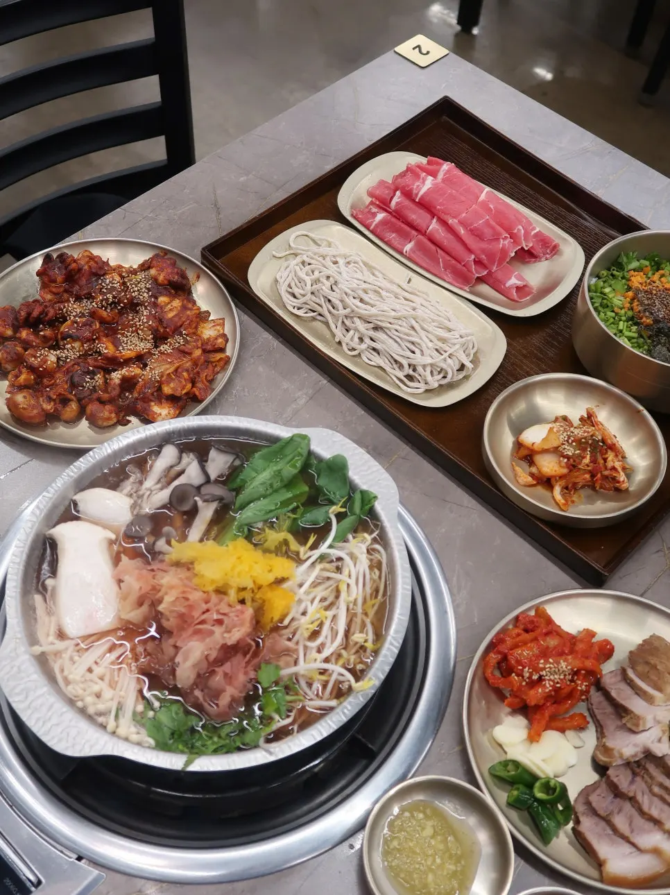 맛보기로 덜어온 셀프바 비빔밥 한 그릇
