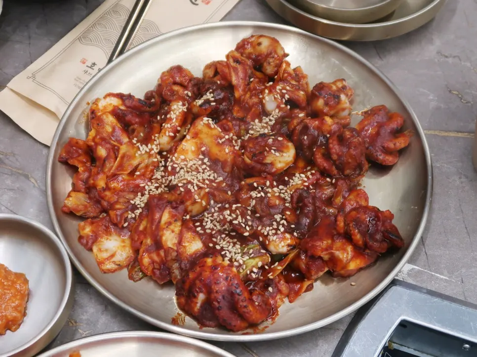 앞다리살 온수육과 무김치, 마늘소스 곁들임