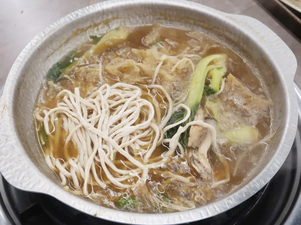호밀가루로 만든 칼국수 면을 넣은 냄비