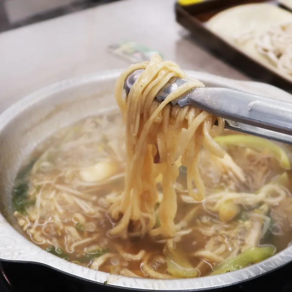 걸쭉해진 국물에 익은 호밀칼국수