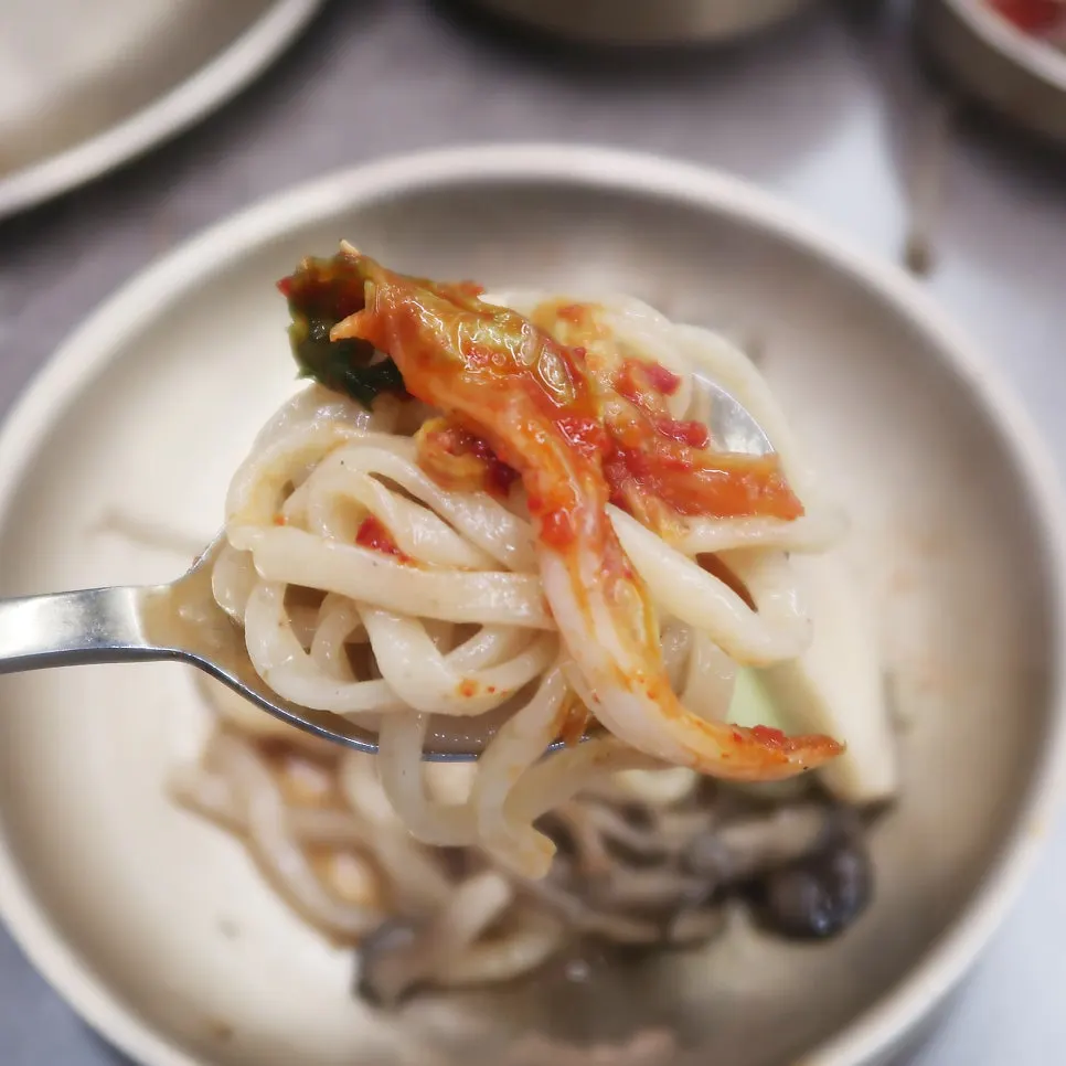 겉절이 김치를 올린 호밀칼국수 한 그릇