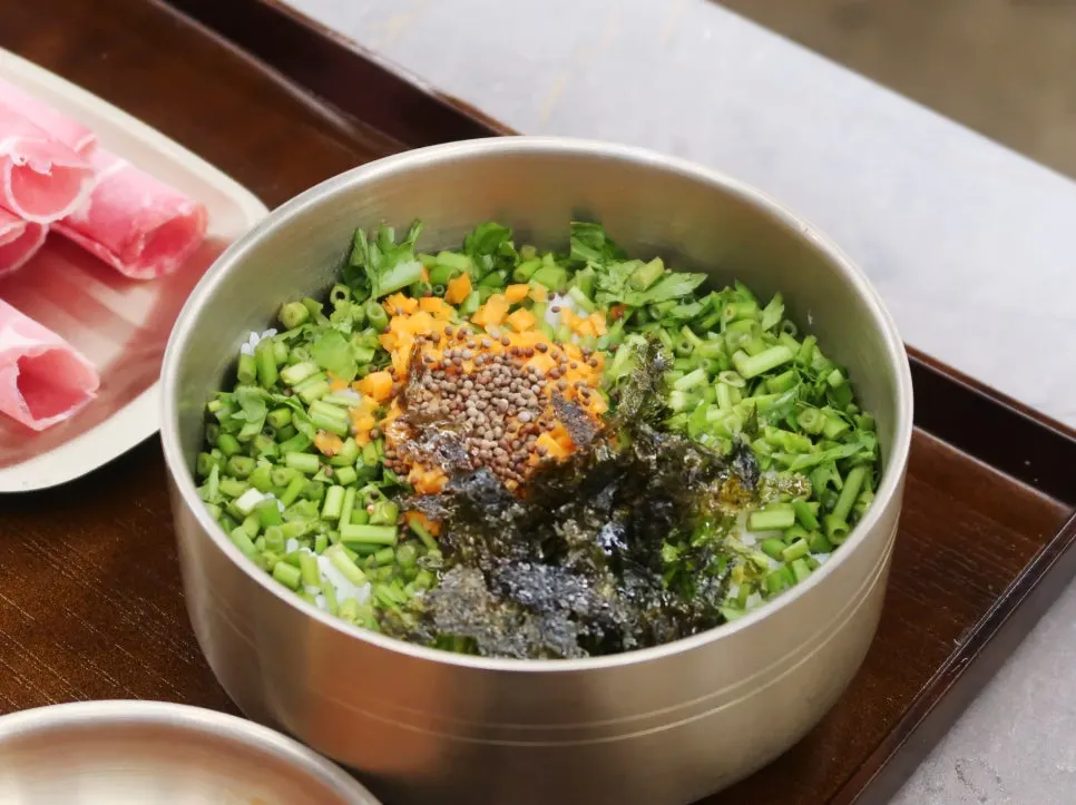 칼국수를 먹고 남긴 상황버섯 육수 냄비
