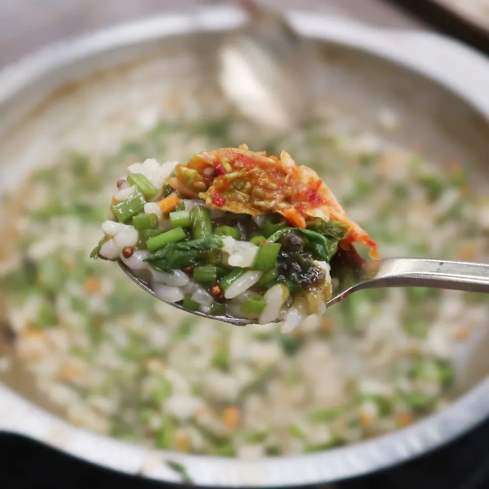 겉절이 김치를 올린 미나리 볶음밥