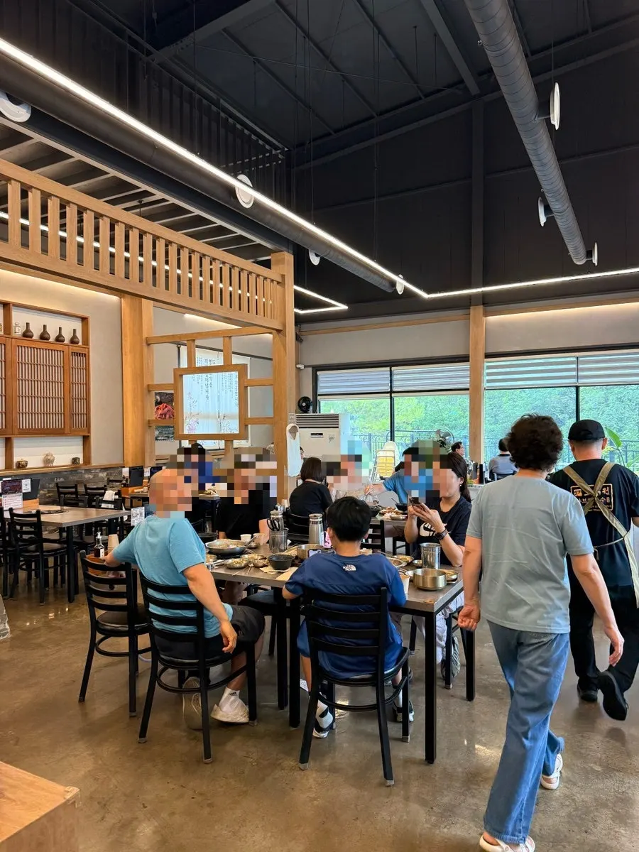 Exterior and parking lot of Homilwon Shabu Kalguksu Gimpo Main Branch