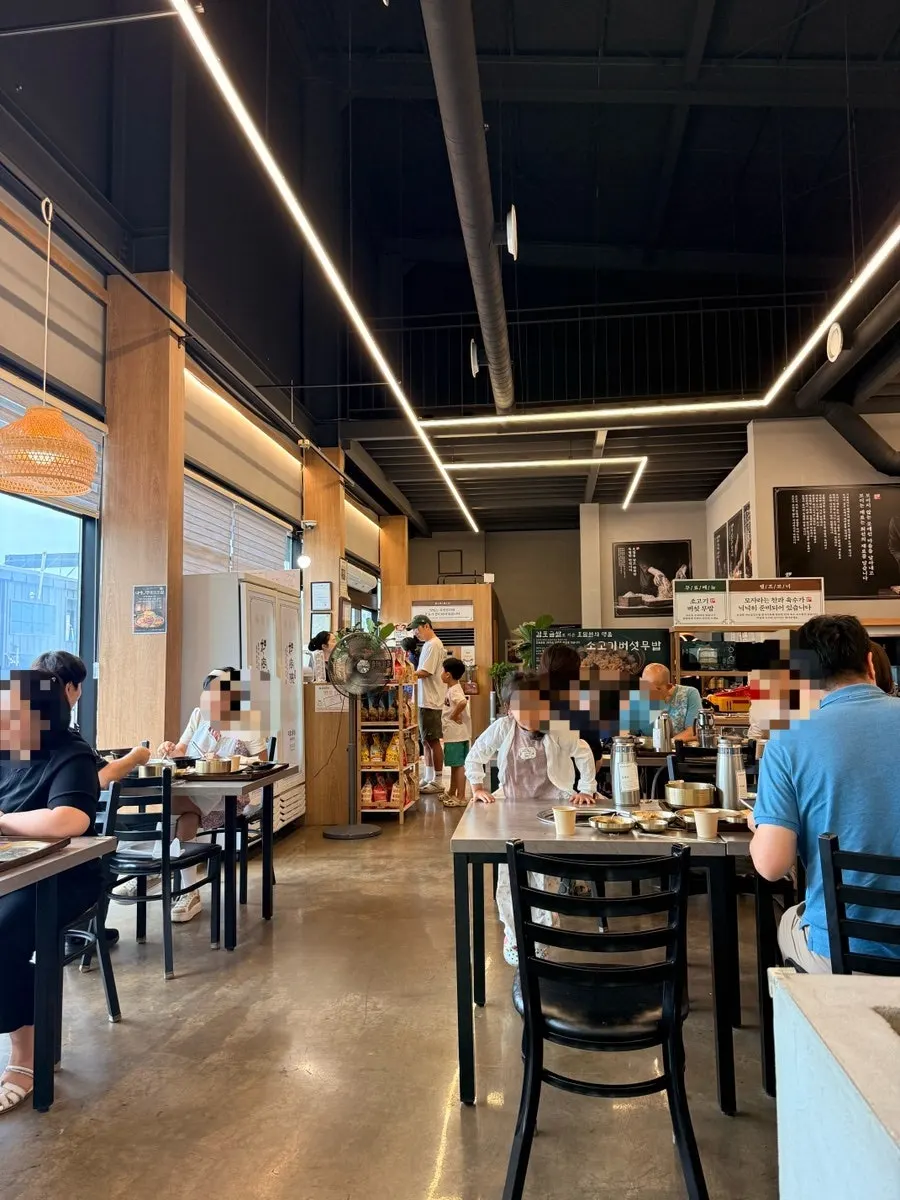 Seating and interior of Homilwon Shabu Kalguksu Gimpo Main Branch