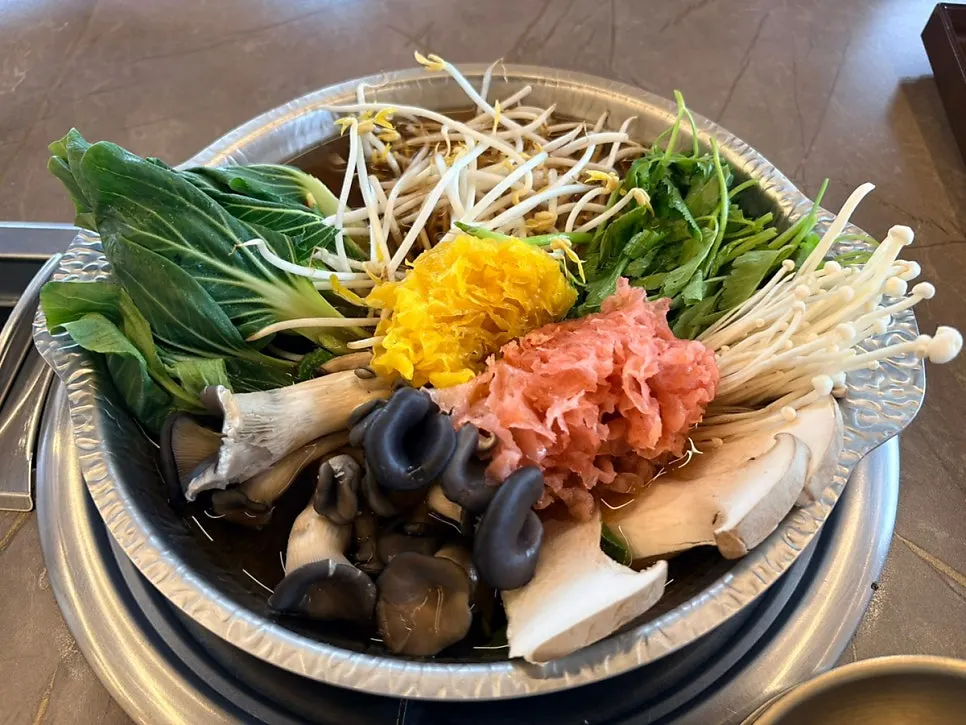Plate of shabu vegetables loaded with mushrooms and bean sprouts