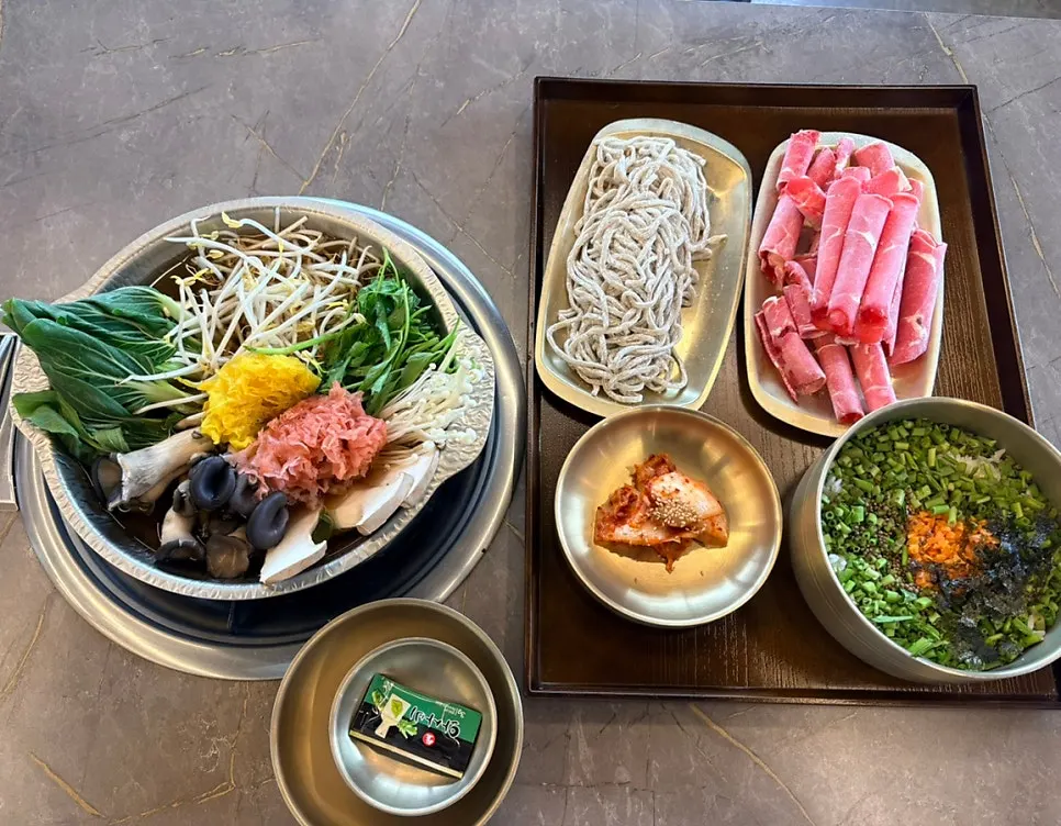 Table with shabu beef and fire-flavored jjukkumi