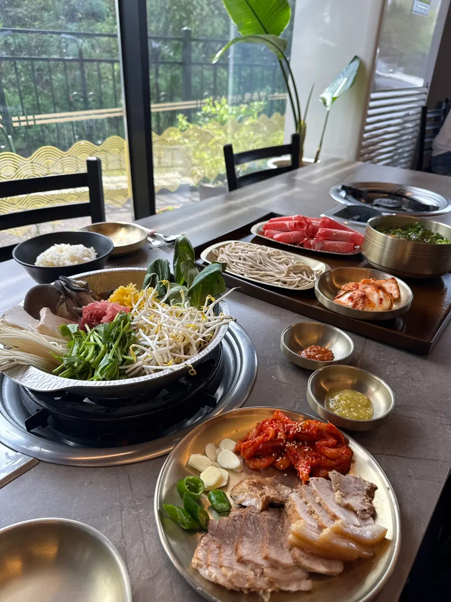 한 상 가득 스페셜 샤브칼국수 2인 상차림