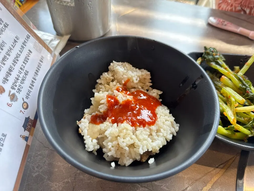 셀프바에서 담아온 열무김치와 밥