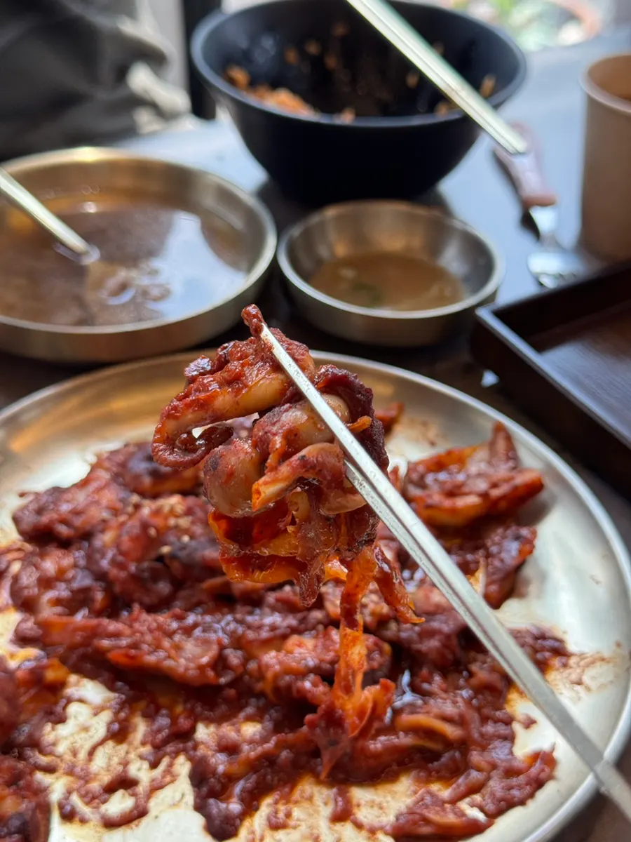 불맛 입힌 쭈꾸미볶음 접시