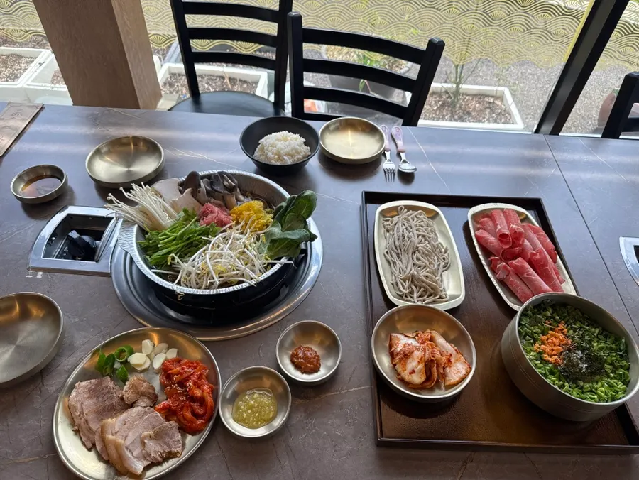 샤브고기와 채소가 담긴 샤브샤브 한 상