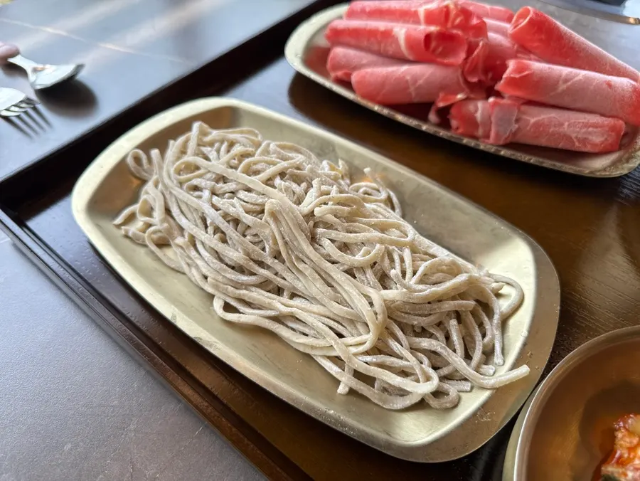 육수에 넣은 호밀칼국수 면