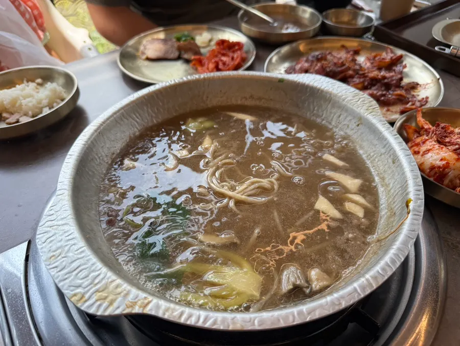 팔팔 끓여 익힌 호밀칼국수