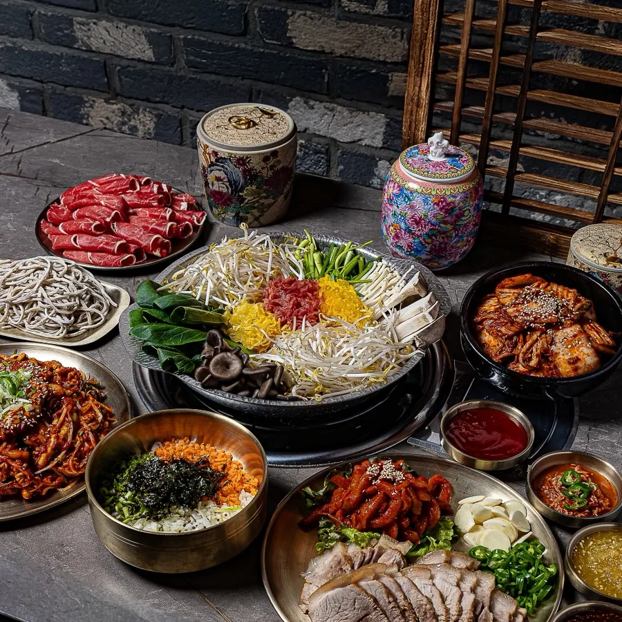 Full Table Special sanghwang shabu-kalguksu