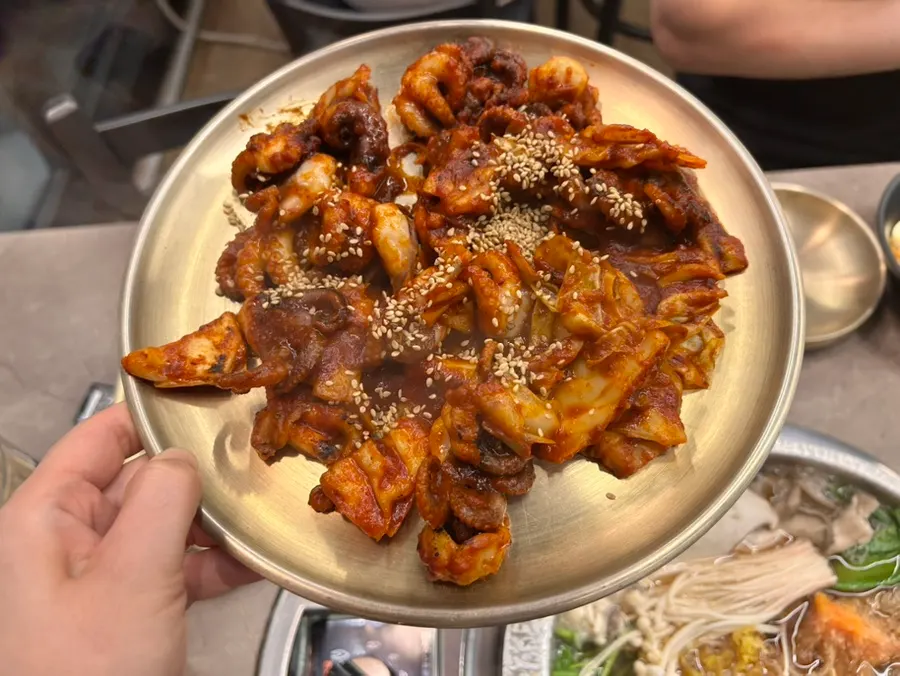 Fire-kissed stir-fried webfoot octopus