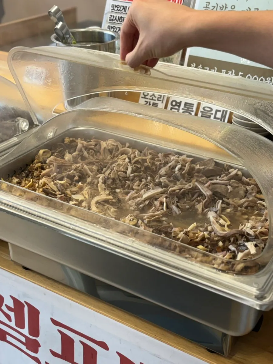 Heart, liver, lungs and other organ meats laid out at the self-serve bar